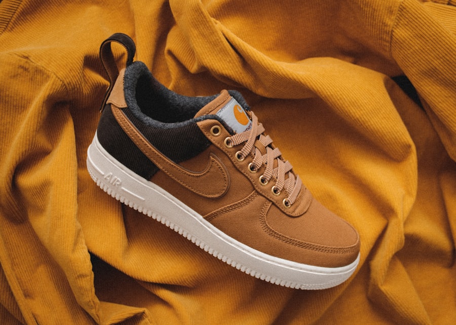 Klassieke lederen sneakers in warm licht